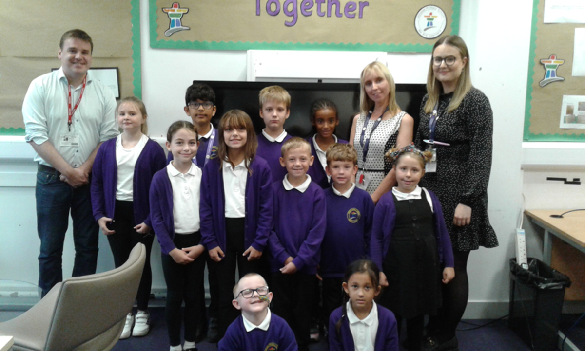 Image of MP Tom Hunt meets pupils from Hillside Primary School